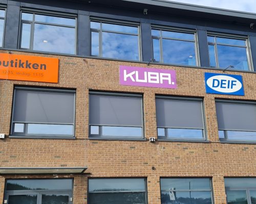 Bilde utenfor Kuba kontoret, skilt på en murbygning