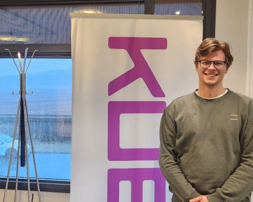 Eirik i Kuba smiler foran Kuba banner