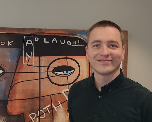 Stian i Kuba foran kunst